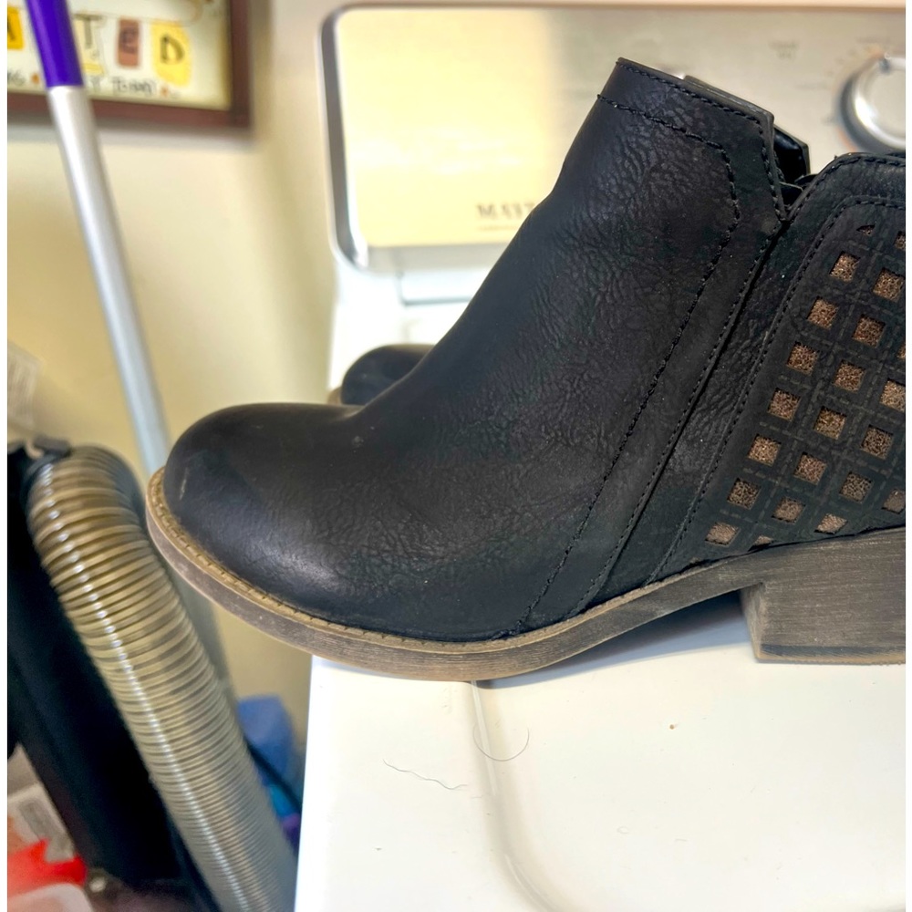 Cute little booties from Maurices size 6.5 barely worn. I just have too many